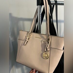 Micheal Kors Light Pink Purse 
Make an offer✨